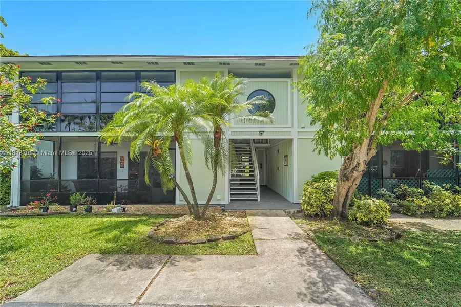 915 NE 199th St #101-15, Miami, FL 33179