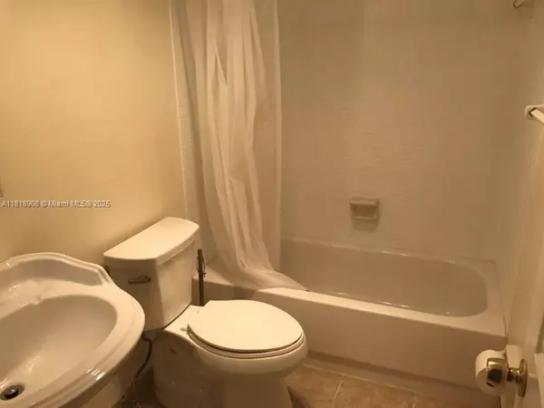 Palm Springs, FL 33461,600 Village Green Ct #222