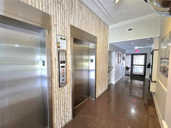 North Miami, FL 33181,2500 NE 135th St #B208