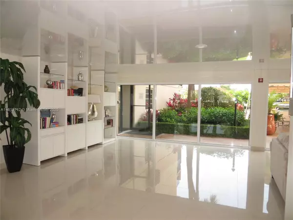 Sunny Isles Beach, FL 33160,220 Kings Point Dr #607