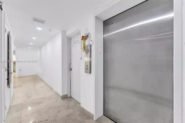 Sunny Isles Beach, FL 33160,454 Poinciana Dr #1621