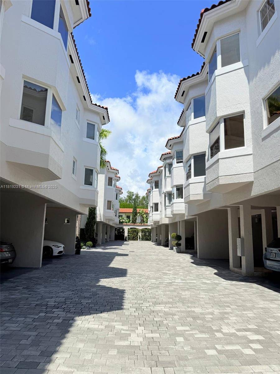 Coral Gables, FL 33134,261 Navarre Ave #C-8
