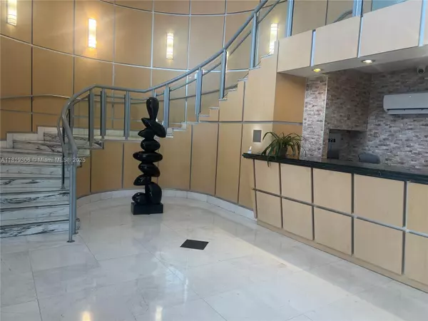 Miami Beach, FL 33141,6770 Indian Creek Dr #6D