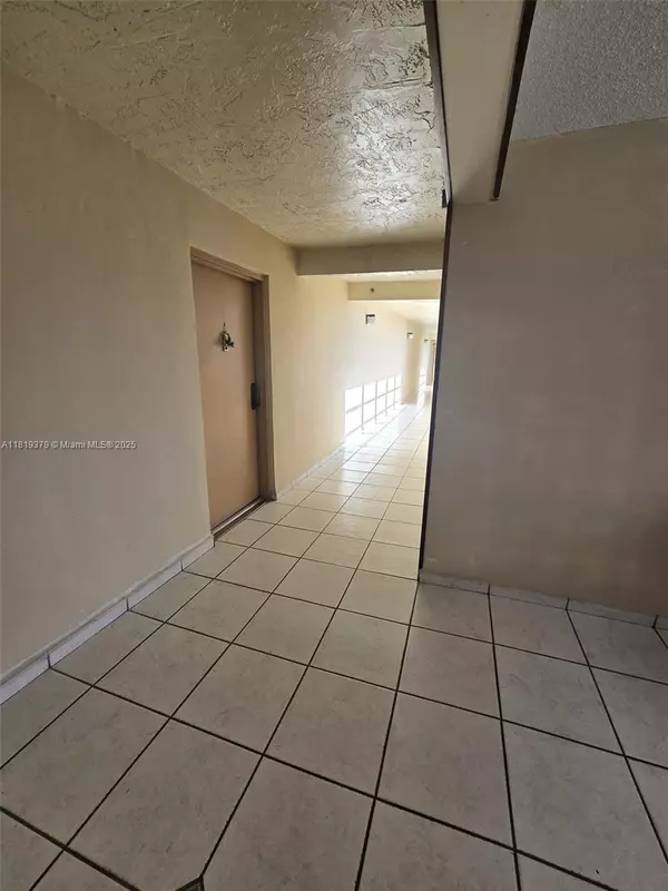 Miami, FL 33172,9688 Fontainebleau Blvd #409