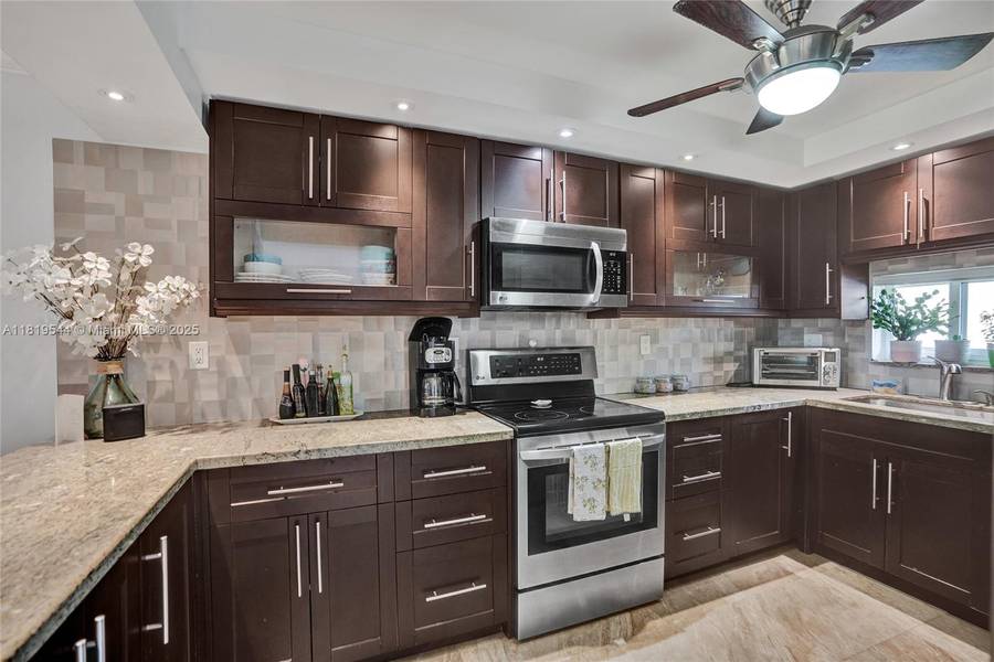 9410 N Hollybrook Lake Dr #102, Pembroke Pines, FL 33025
