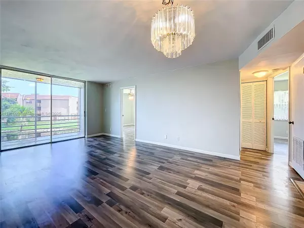 9850 Sunrise Lakes Blvd #212, Sunrise, FL 33322