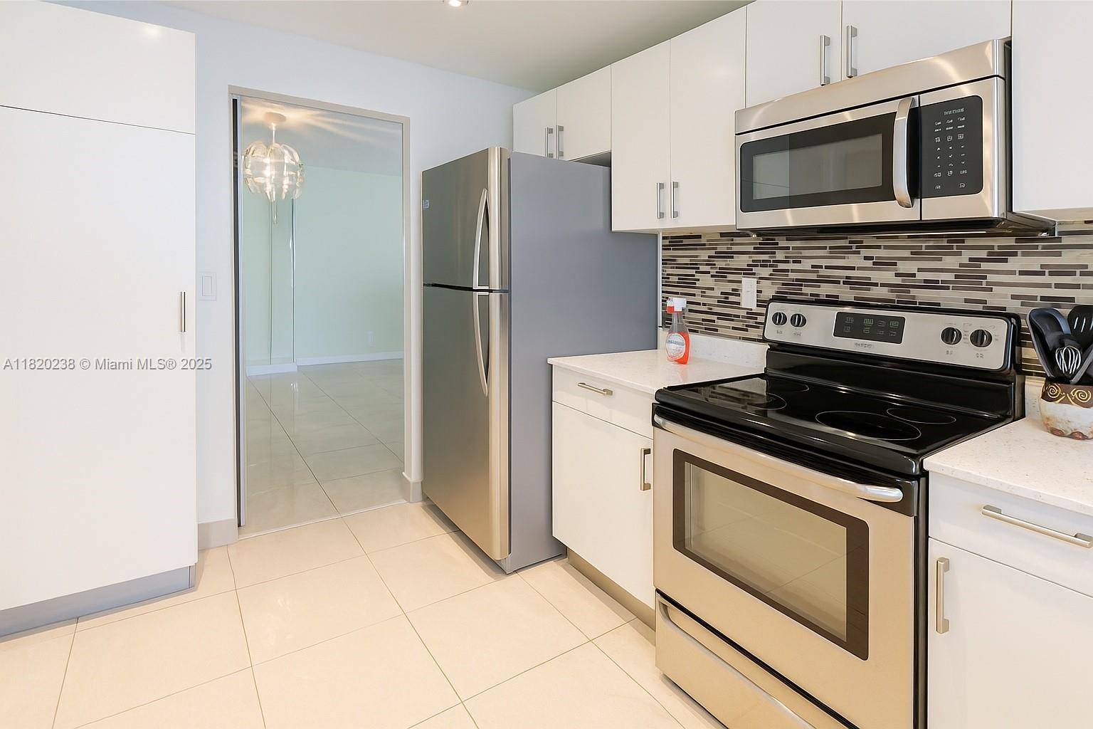 950 NE 199th St #2H, Miami, FL 33179