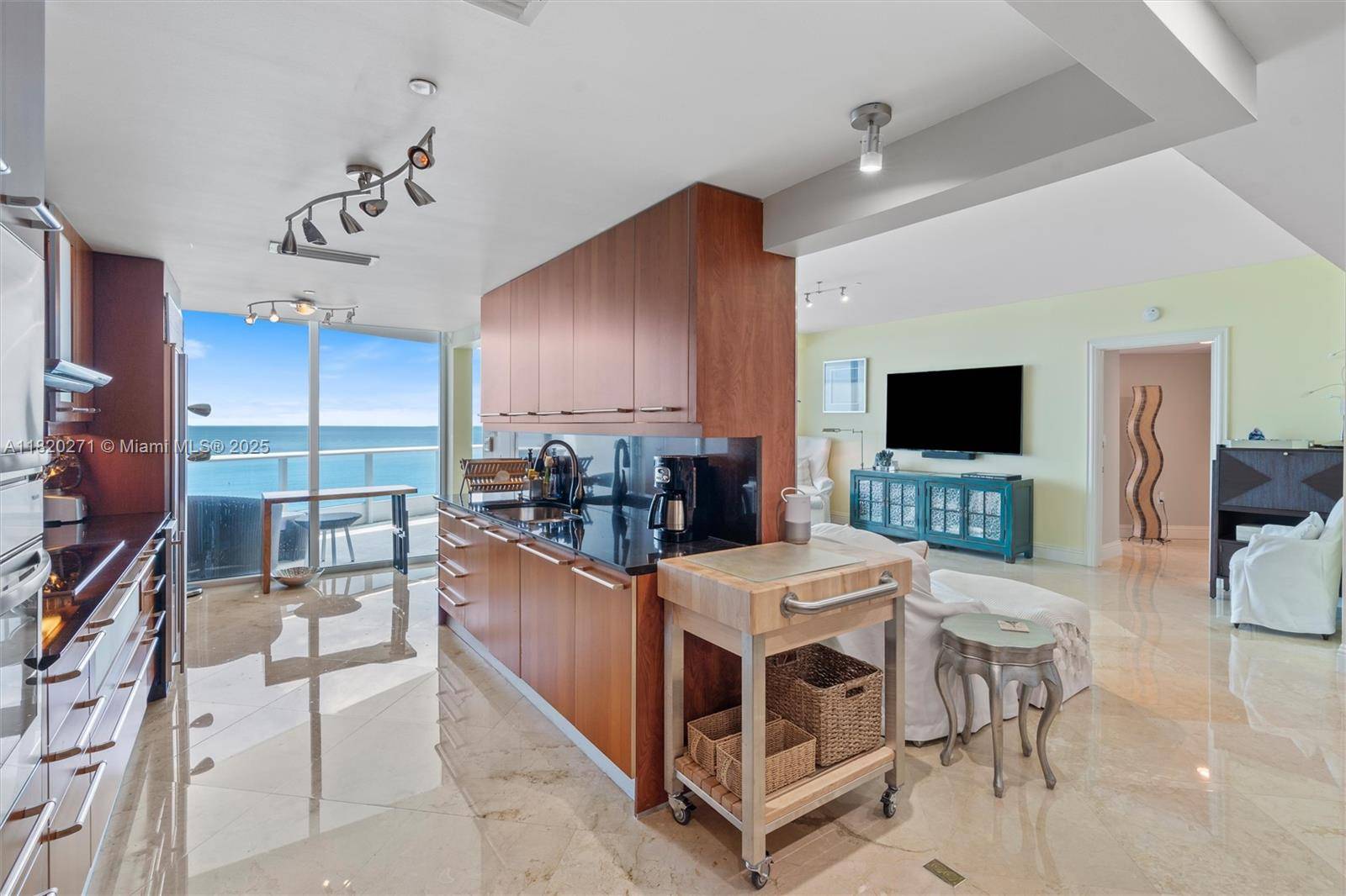 Lauderdale By The Sea, FL 33062,1600 S Ocean Blvd #402
