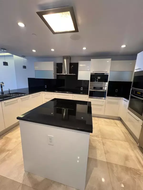 Sunny Isles Beach, FL 33160,17121 Collins Ave #1205