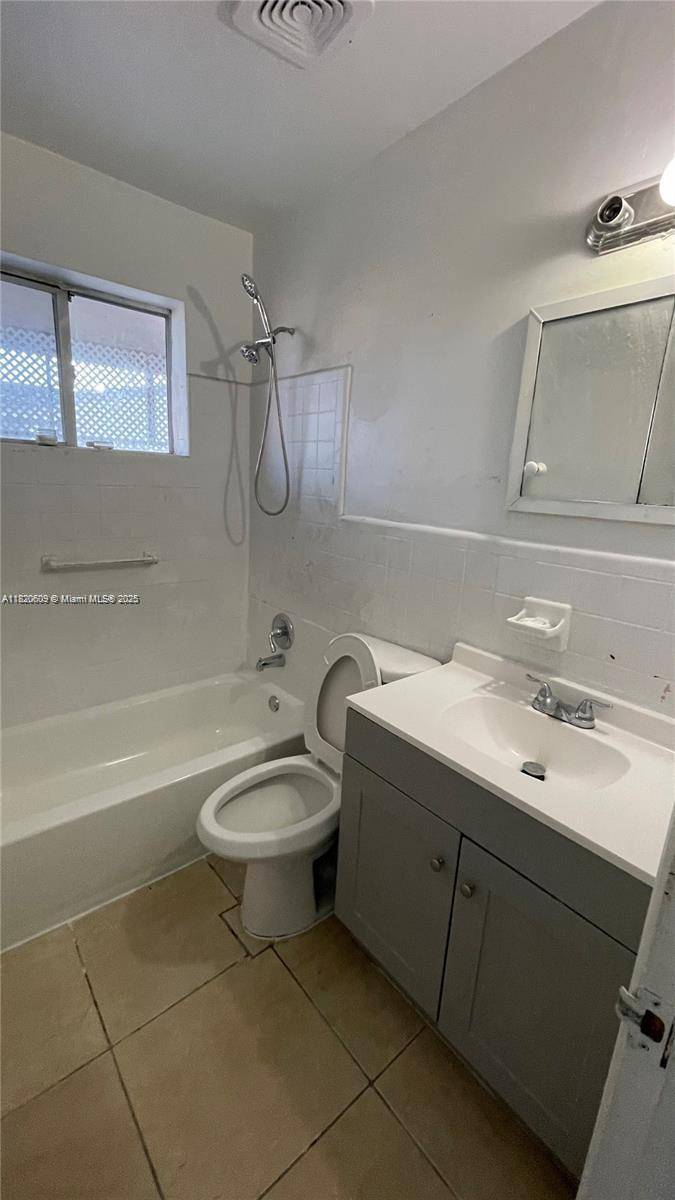 Hollywood, FL 33021,5900 Garfield St #East