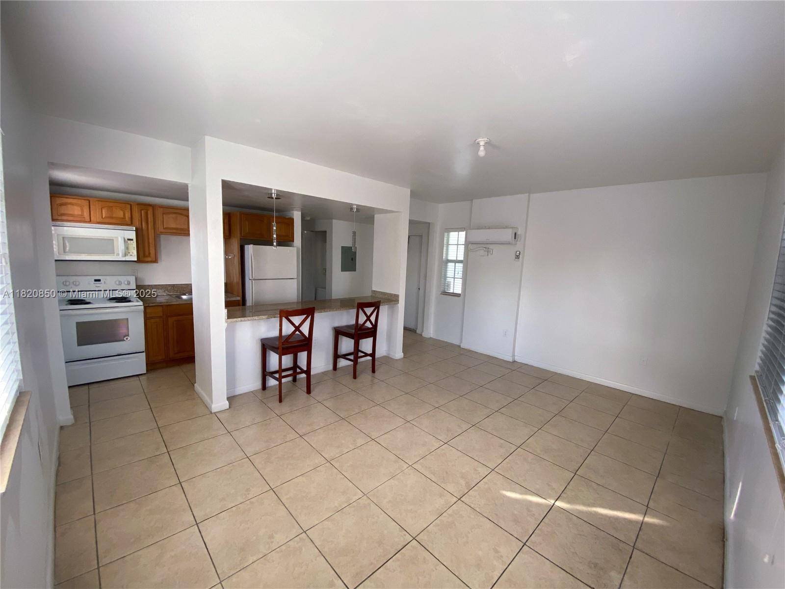 Miami Beach, FL 33141,7130 Rue Versailles #11