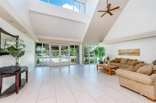 Weston, FL 33326,100 LAKEVIEW DR #317