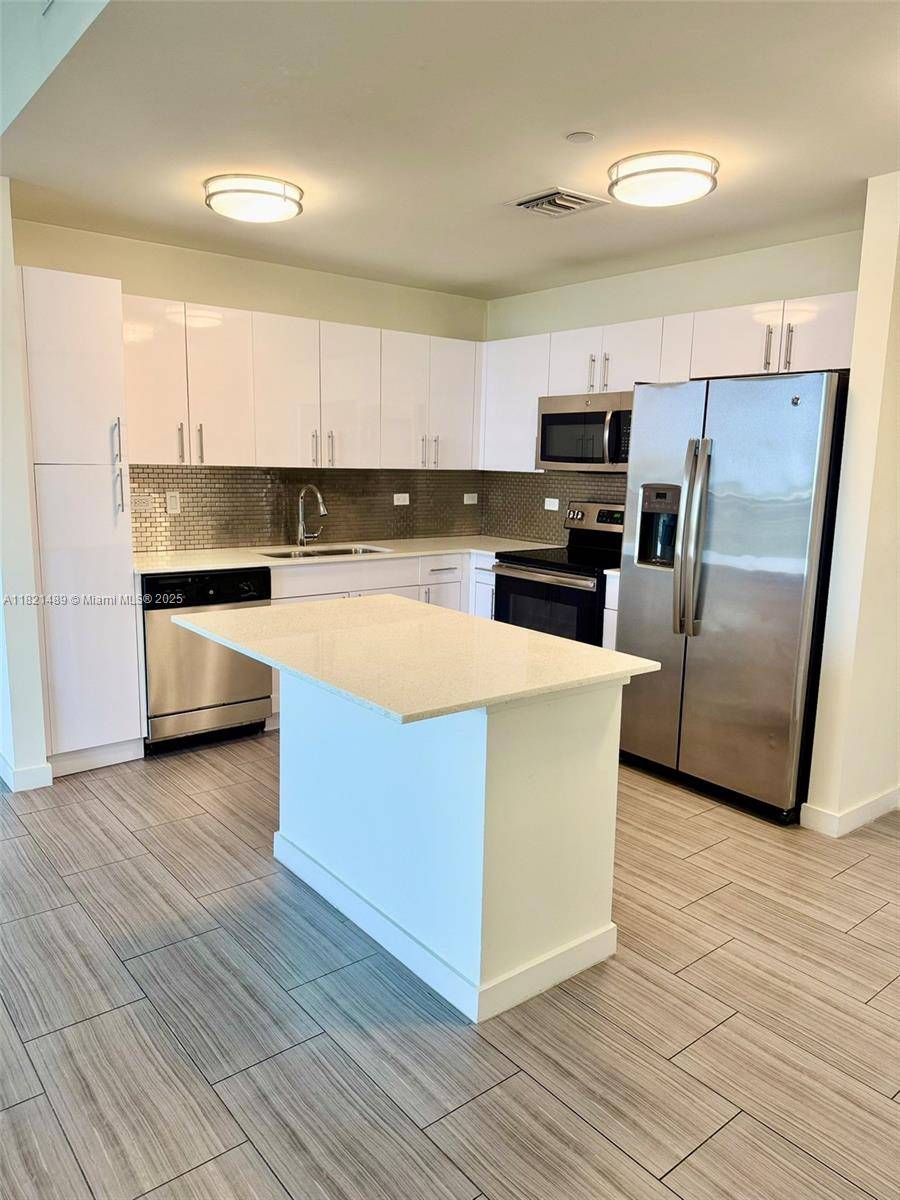 Hollywood, FL 33020,1776 Polk St #517