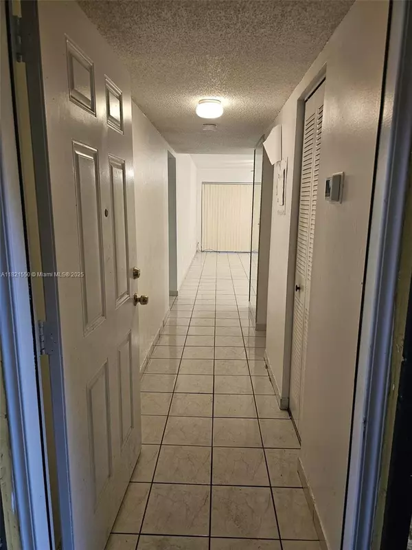 Hialeah, FL 33012,1555 W 44th Pl #221B
