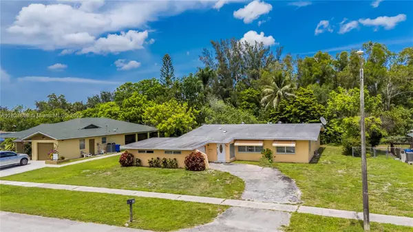 Royal Palm Beach, FL 33411,886 Camellia Dr