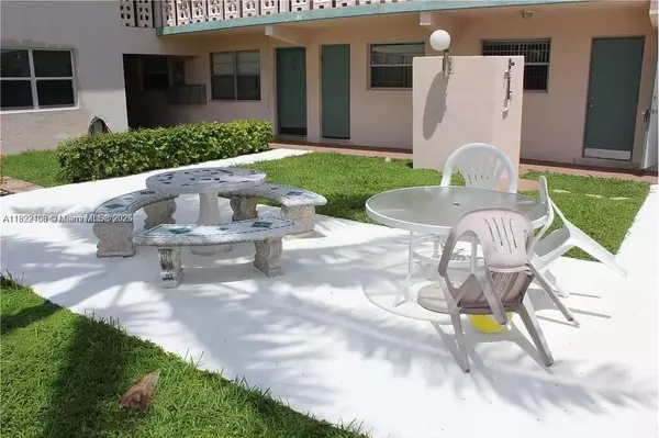 Oakland Park, FL 33334,281 NE 40th St #2