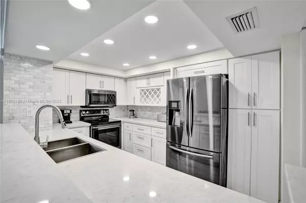 Miami Beach, FL 33140,2655 Collins Ave #1407