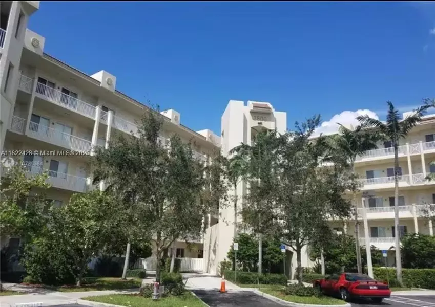 3500 Oaks Clubhouse Dr #211, Pompano Beach, FL 33069
