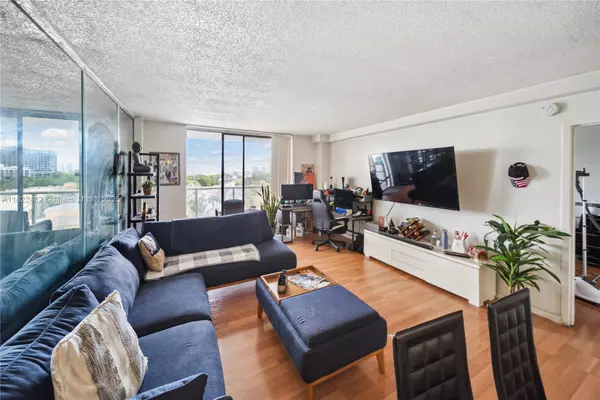 North Miami, FL 33181,13499 Biscayne Blvd #703