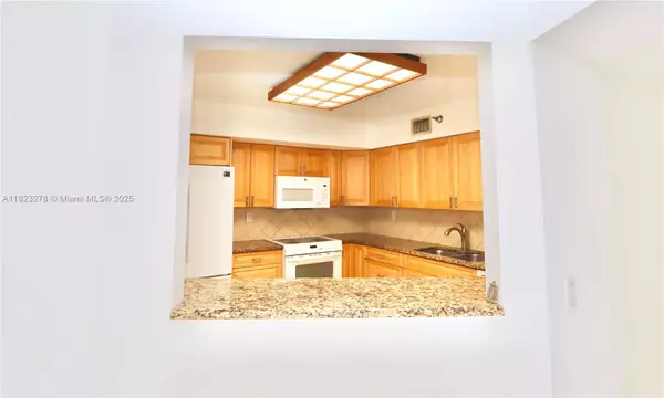 Aventura, FL 33180,3500 Mystic Pointe Dr #1207