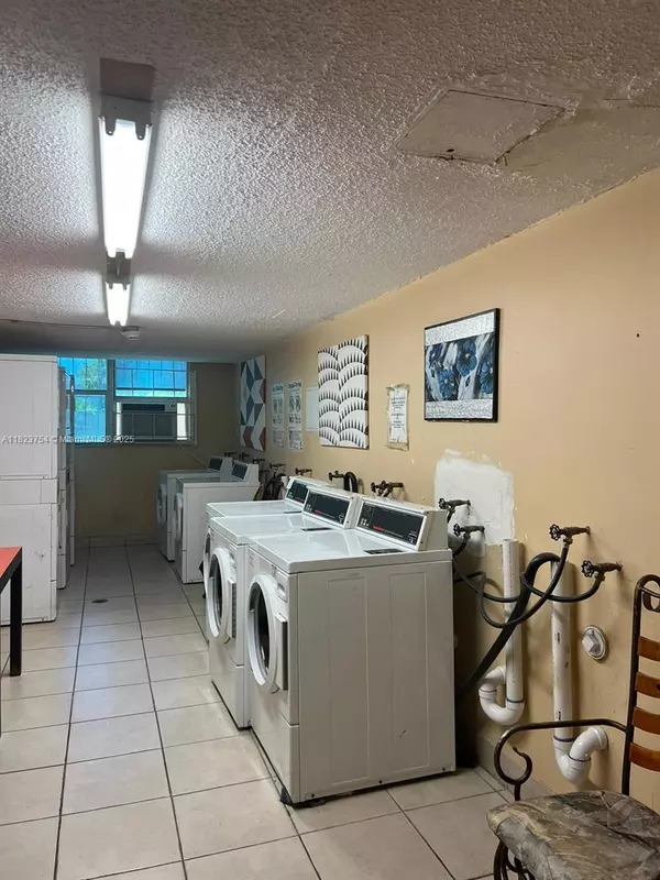 North Miami Beach, FL 33160,16465 NE 22nd Ave #217