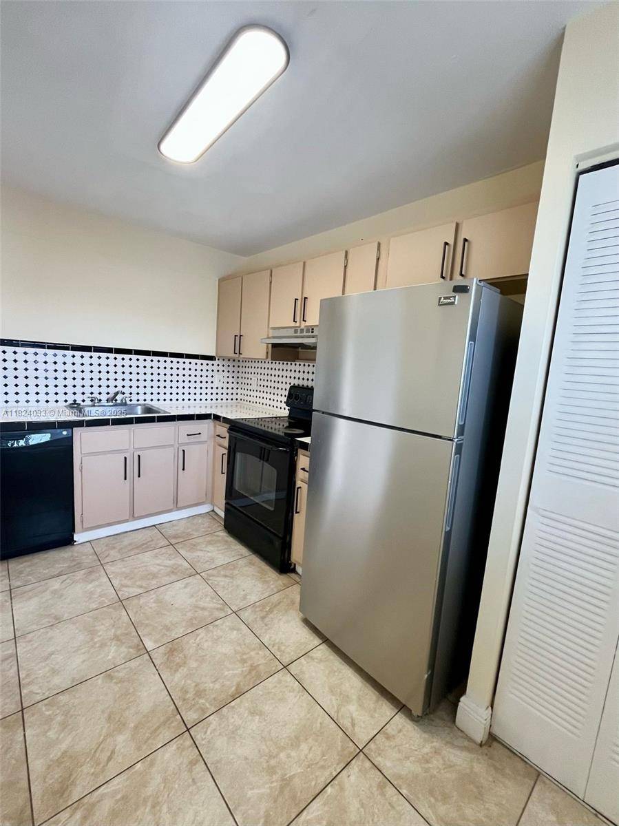 Miami, FL 33179,20800 NE 8th Ct #201-17
