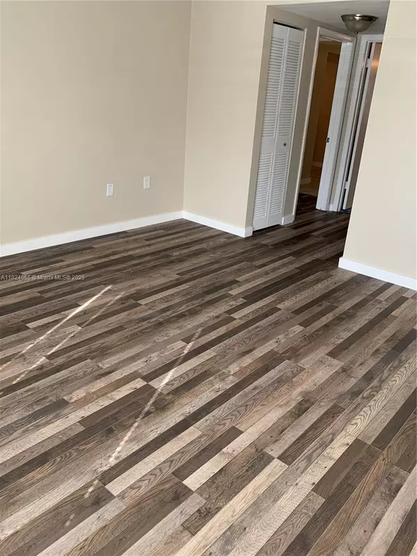 Plantation, FL 33324,711 N Pine Island Rd #209