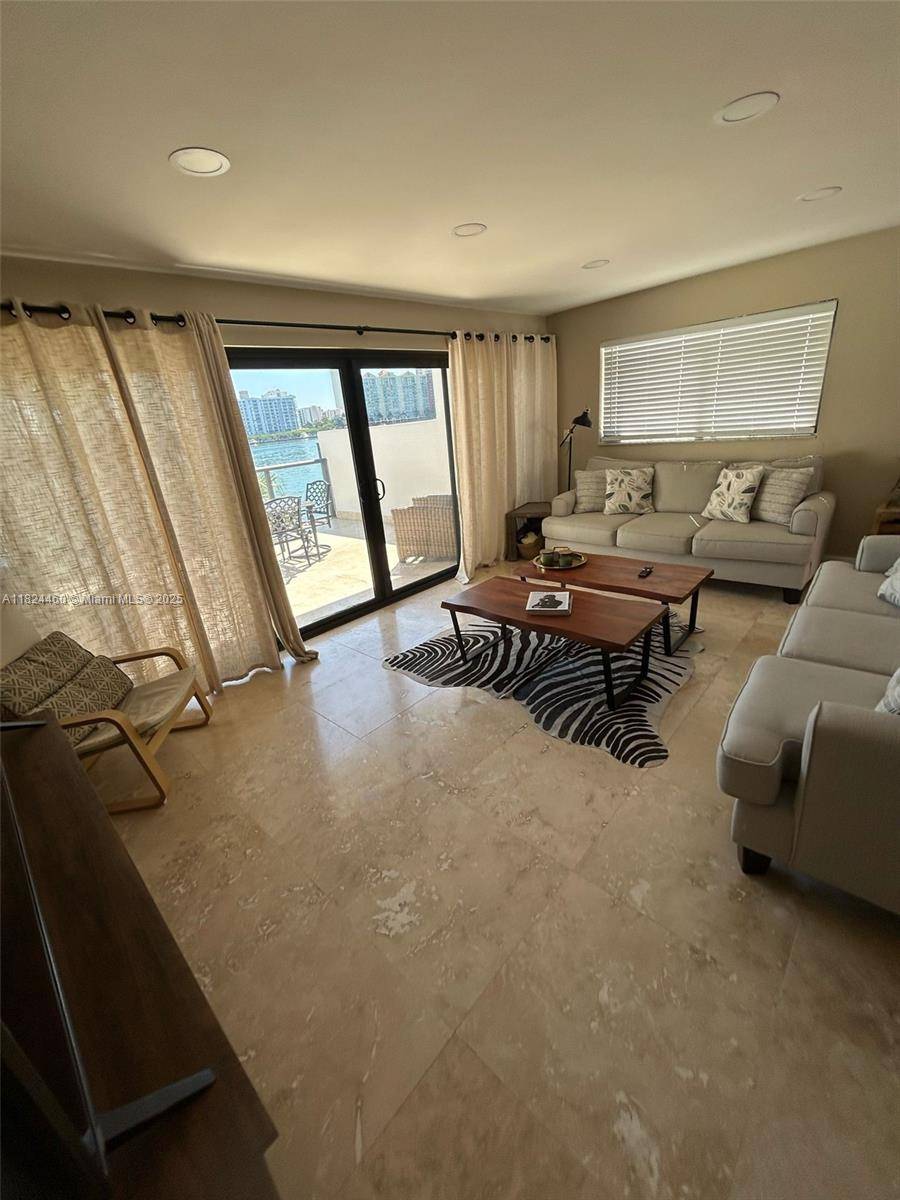 North Miami Beach, FL 33160,4000 NE 168th St #110A