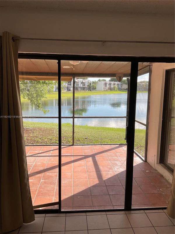 510 W Park Dr #104, Miami, FL 33172