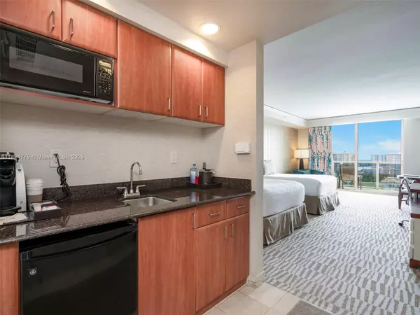 Sunny Isles Beach, FL 33160,18001 Collins Ave #1418