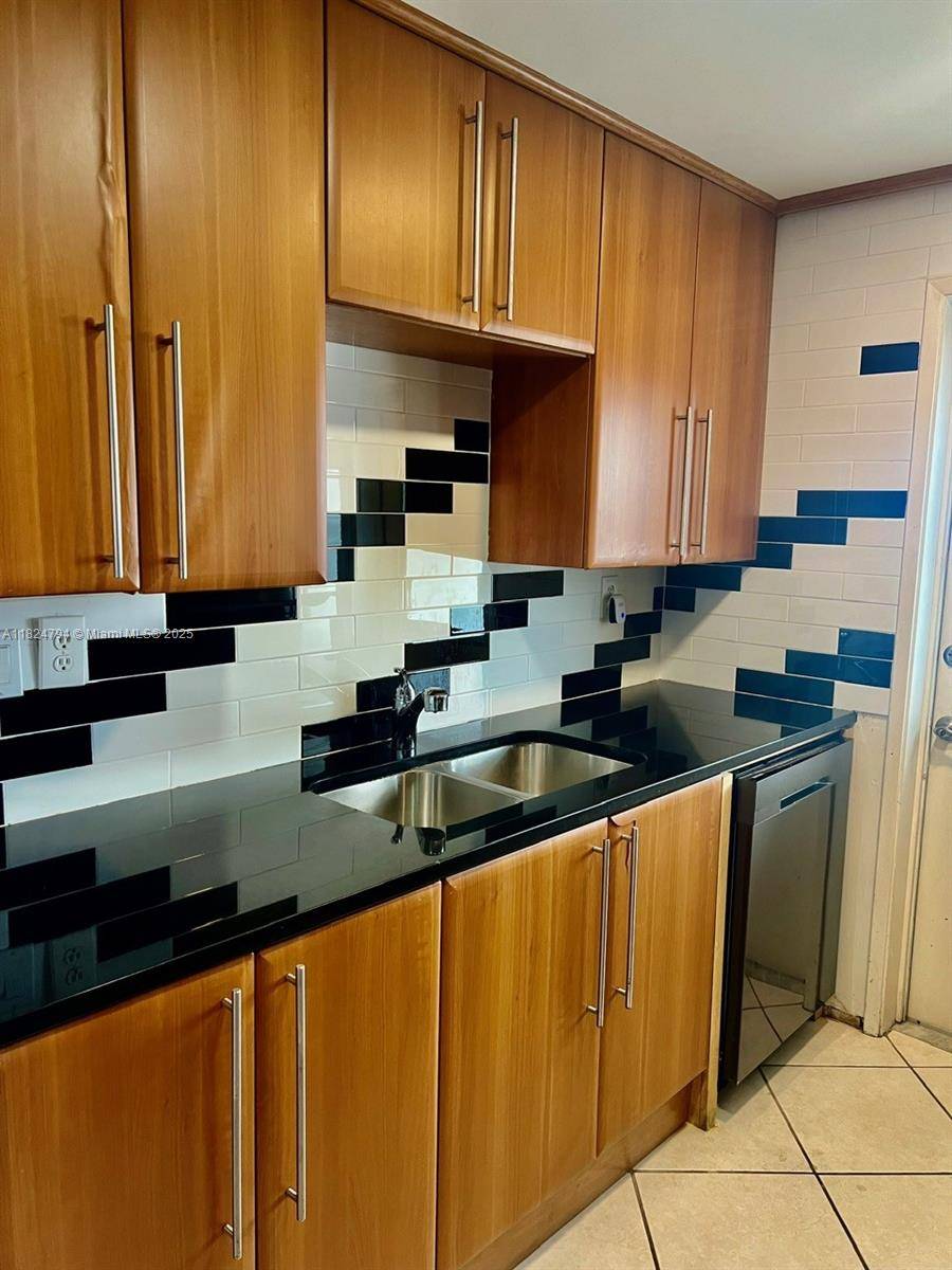 Pompano Beach, FL 33060,930 SE 9th Ave #11