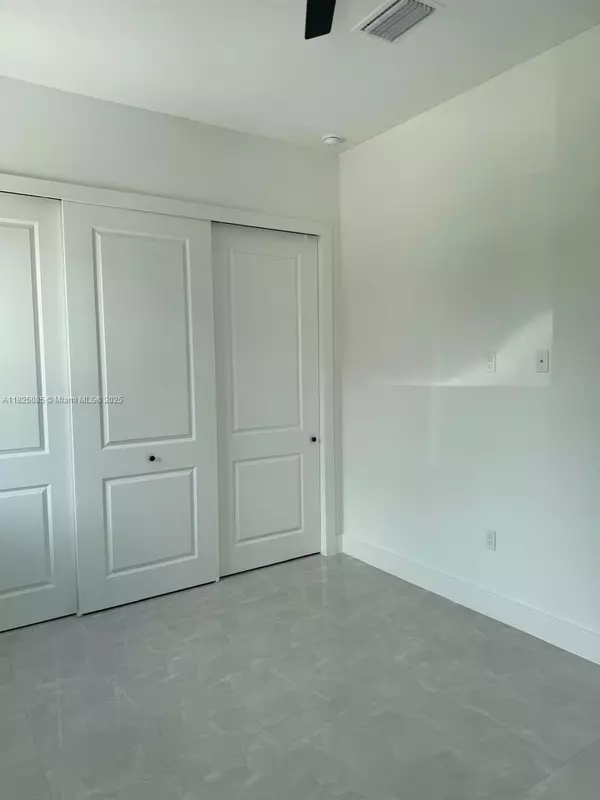 Lehigh Acres, FL 33993,2807 LEELAND HEIGHTS BLVD #B