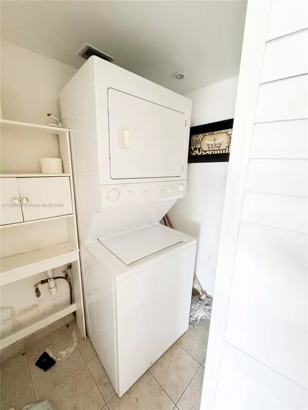 North Miami Beach, FL 33162,2025 NE 164th St #206