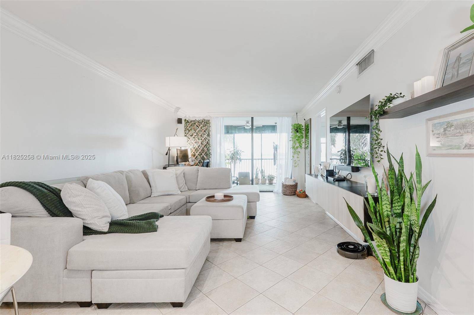 Oakland Park, FL 33309,110 Lake Emerald Dr #204