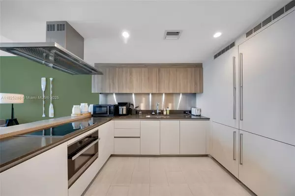 Miami, FL 33131,1000 Brickell Plaza #4704