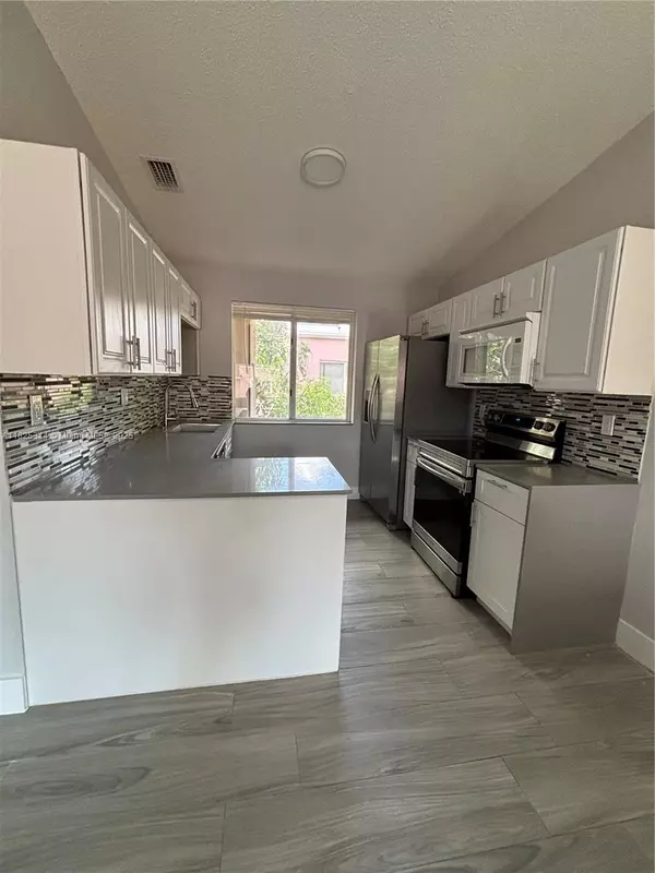 Doral, FL 33166,8013 Lake Dr #205