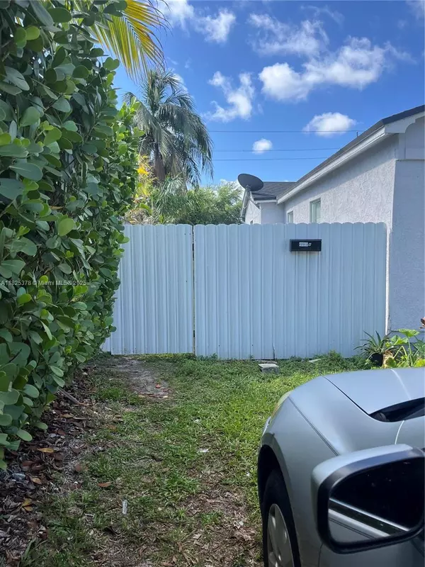 Hollywood, FL 33020,2330 Harding St #Rear