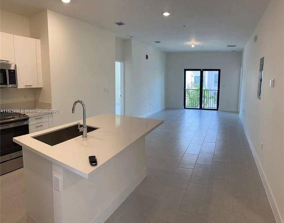 Doral, FL 33166,8167 NW 41st St #E-302