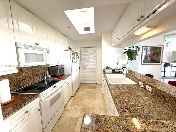 Miami, FL 33131,808 Brickell Key Dr #1103