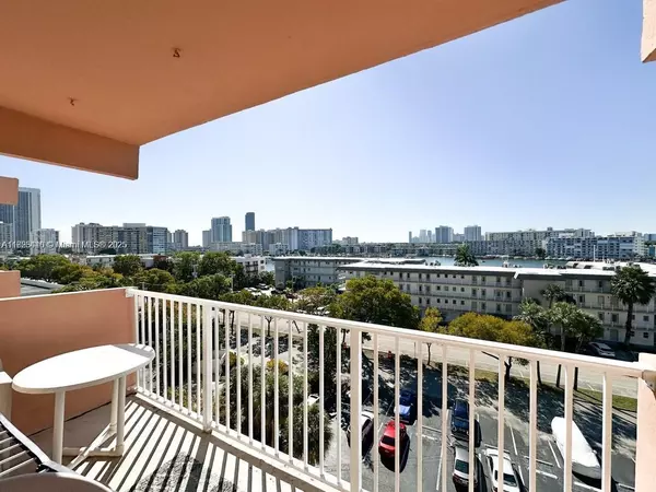 Hallandale Beach, FL 33009,2200 E Hallandale Beach Blvd #711