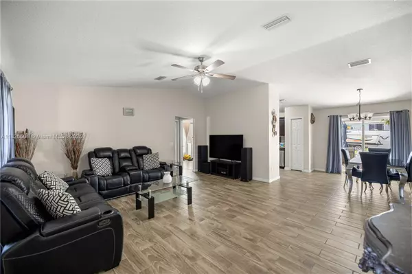 Ocala, FL 34472,28 HEMLOCK RADIAL
