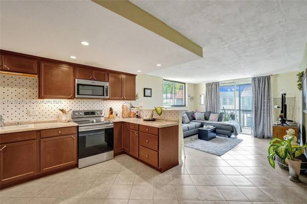 7100 NW 17th St #402, Plantation, FL 33313
