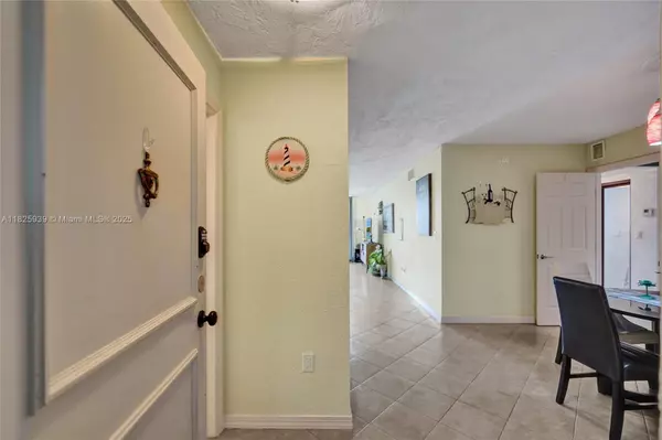 Plantation, FL 33313,7100 NW 17th St #402