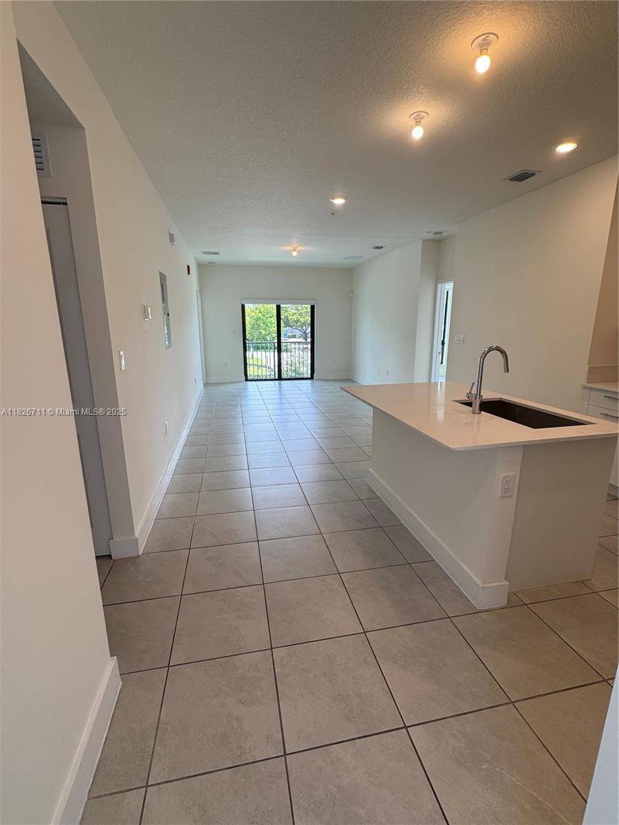 8001 NW 41st St #F-201, Doral, FL 33166
