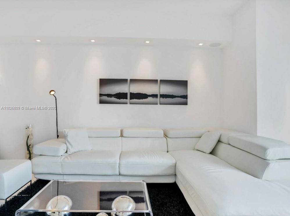 Miami, FL 33131,475 Brickell Ave #4310