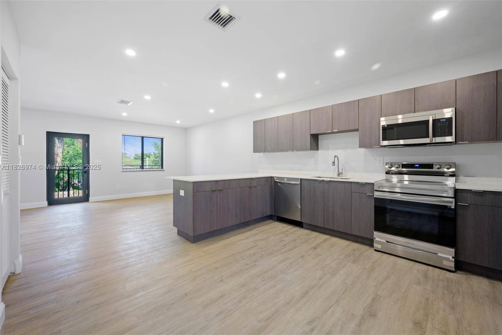 Oakland Park, FL 33309,349 NW 40th St #203