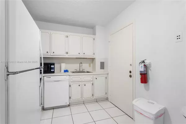 Bay Harbor Islands, FL 33154,9440 W Bay Harbor Dr #2B