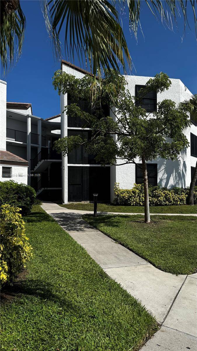 212 Lake Pointe #308, Oakland Park, FL 33309