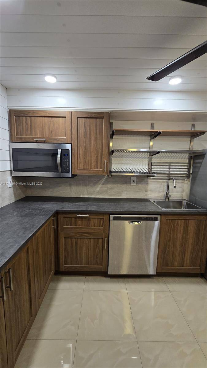 1000 Parkview Dr #218, Hallandale Beach, FL 33009