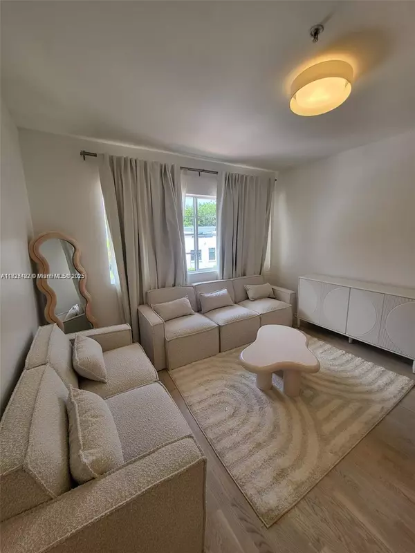 810 7th St #206, Miami Beach, FL 33139
